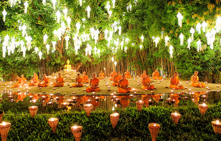 44-758-Monk praying in Chiang Mai